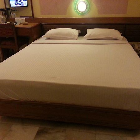 Hotel Ashray International, Sion - Near Bkc Мумбаи Экстерьер фото