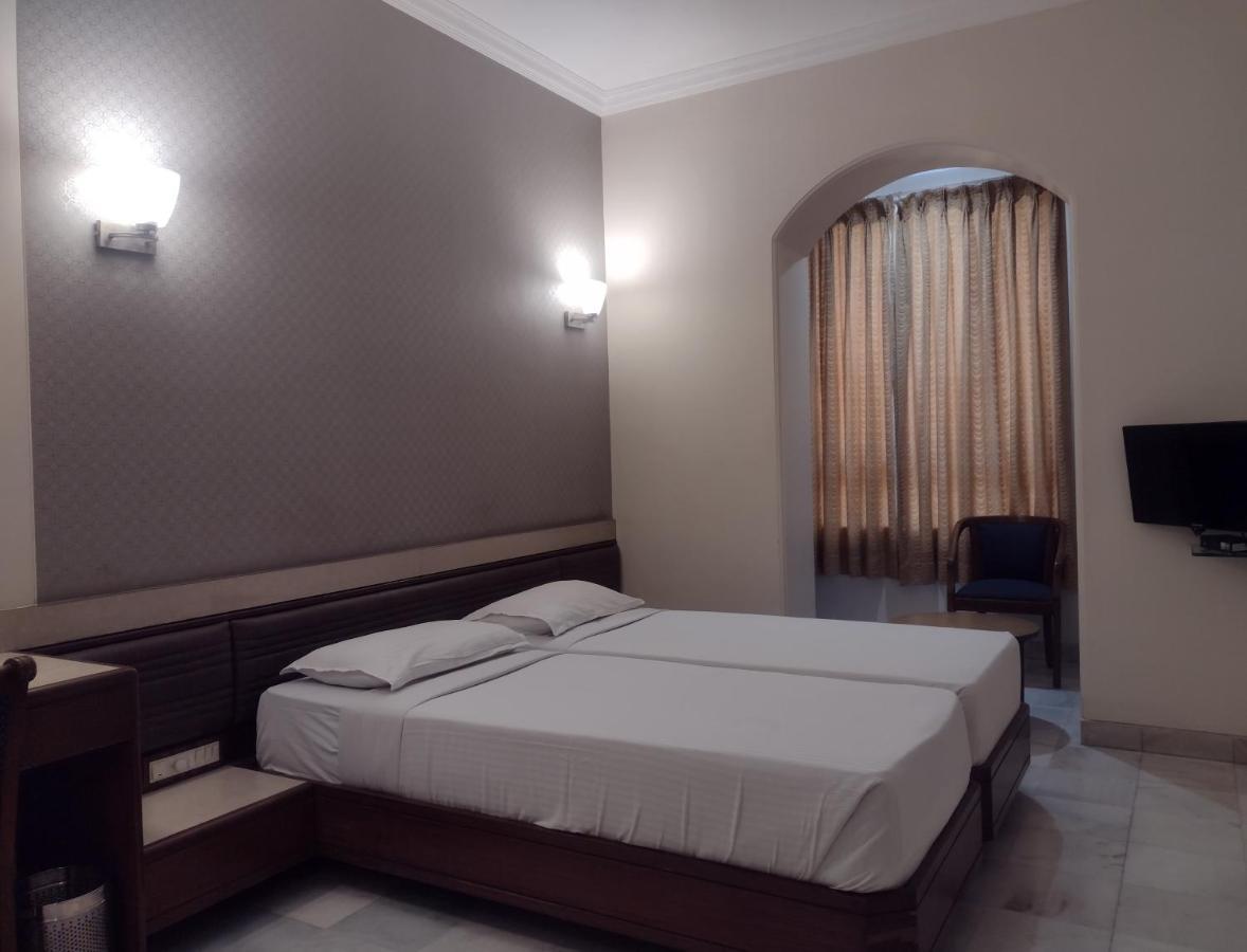 Hotel Ashray International, Sion - Near Bkc Мумбаи Экстерьер фото