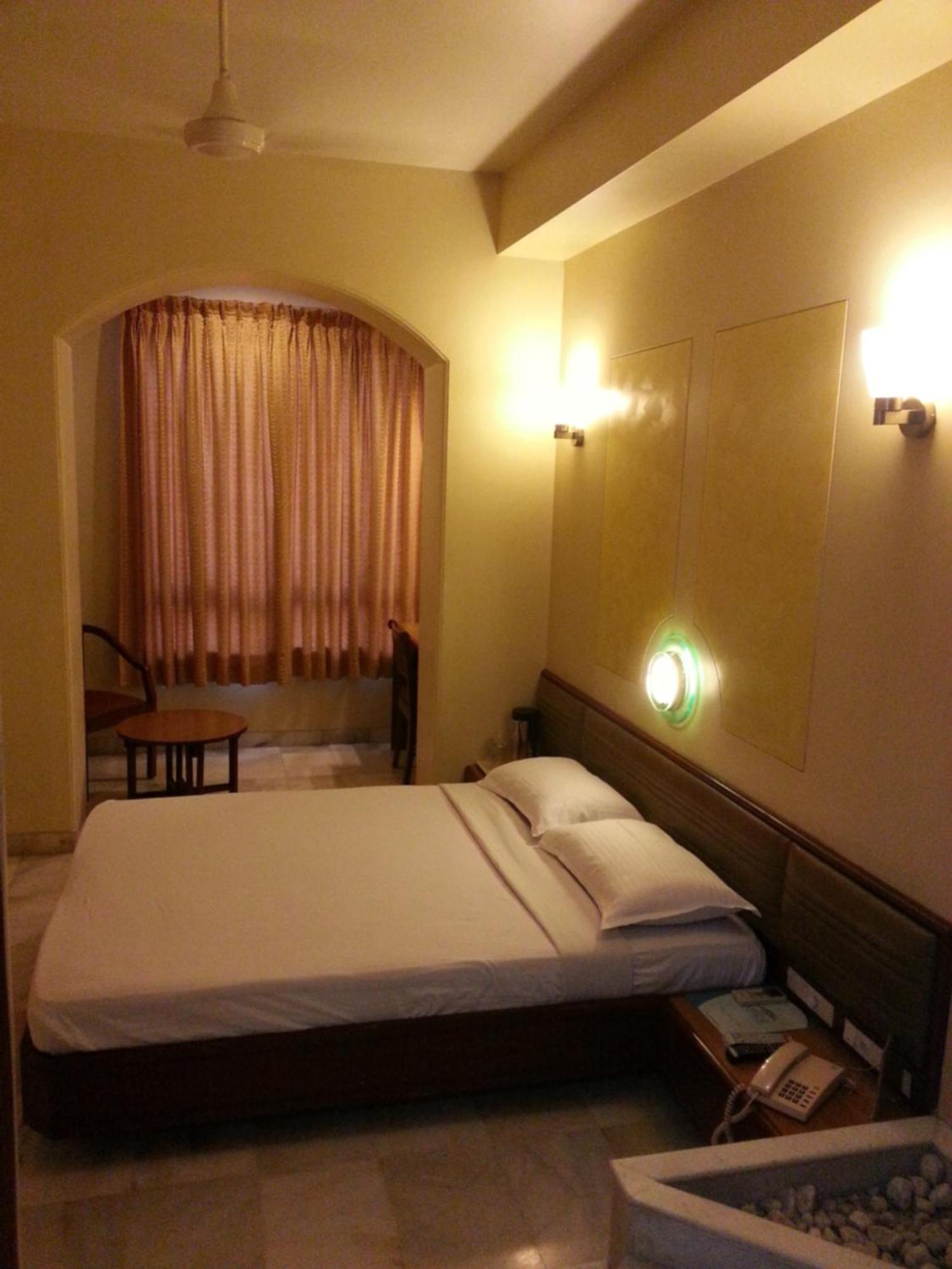 Hotel Ashray International, Sion - Near Bkc Мумбаи Экстерьер фото