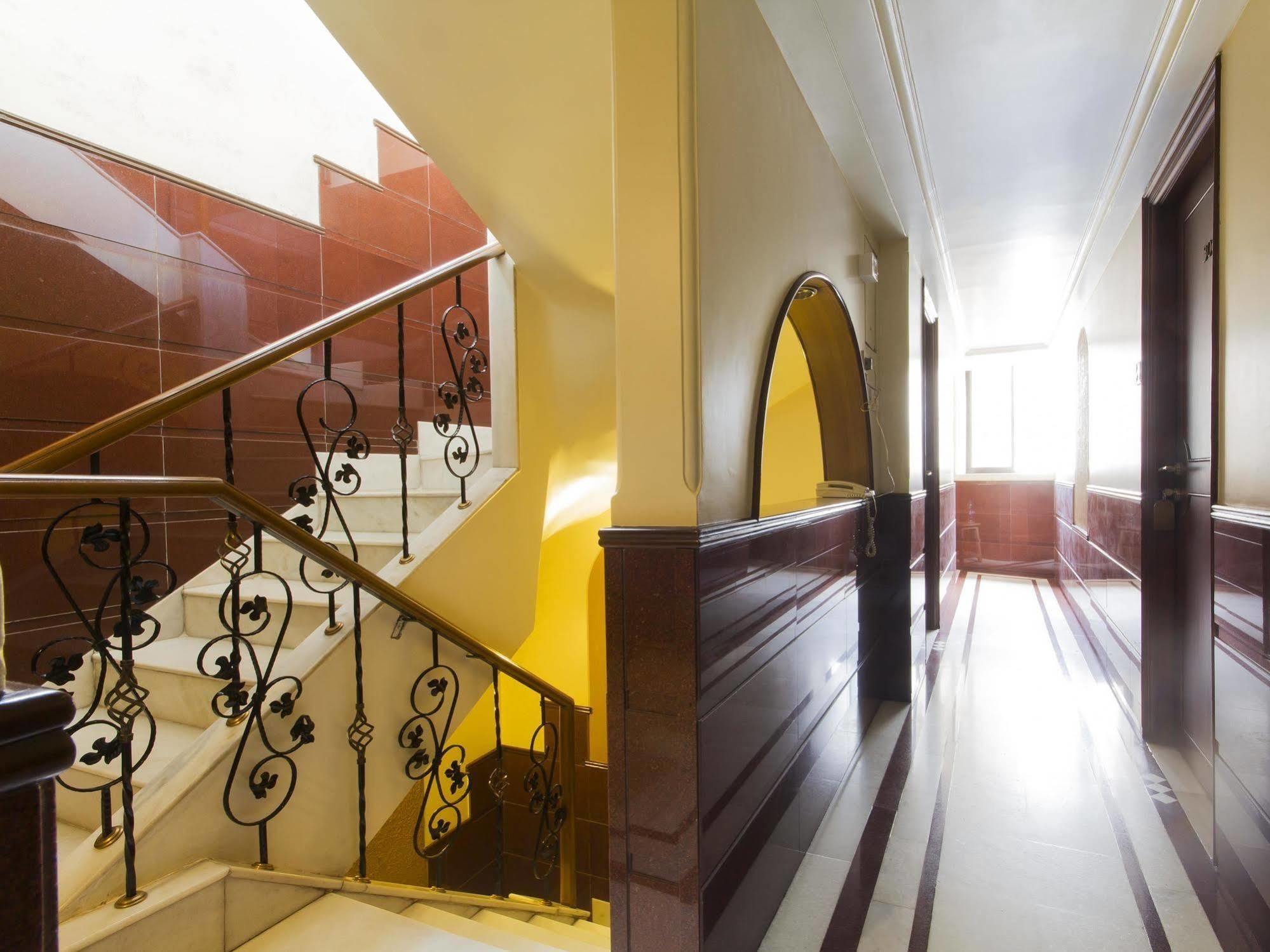 Hotel Ashray International, Sion - Near Bkc Мумбаи Экстерьер фото