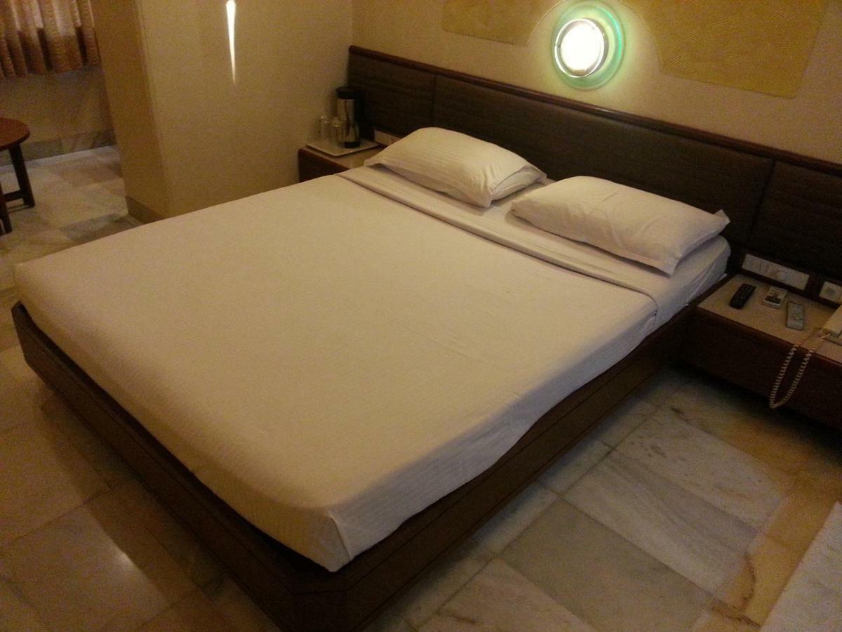Hotel Ashray International, Sion - Near Bkc Мумбаи Экстерьер фото